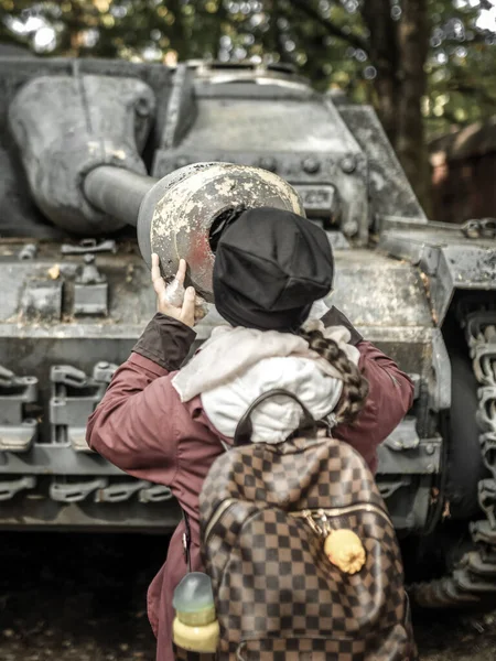 バンスカ ビストリツァのスロバキア民族蜂起の博物館で古いドイツの戦車の樽を調べる少女 — ストック写真
