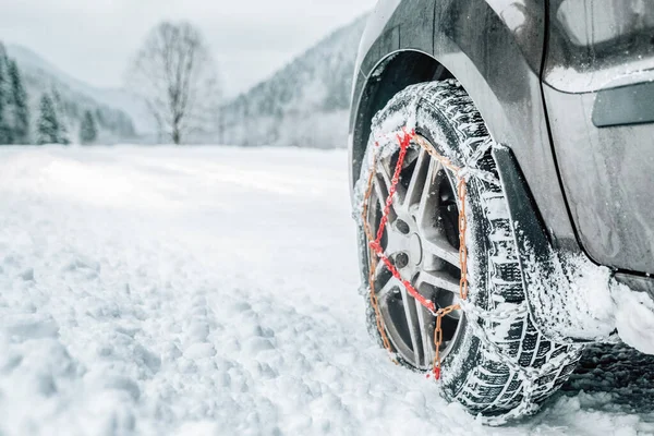 Χειμερινές Αλυσίδες Κουραστικό Αυτοκίνητο Λεπτομέρεια Τροχού Χειμερινό Δρόμο — Φωτογραφία Αρχείου