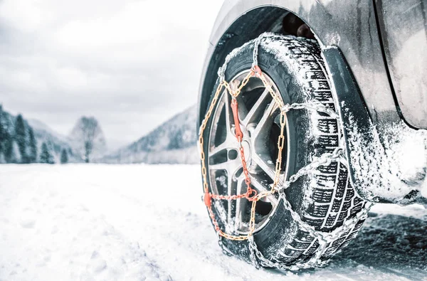 Αλυσίδες Χιόνι Για Ένα Αυτοκίνητο Τροχό Στο Δρόμο Χιονισμένο Χώρα — Φωτογραφία Αρχείου