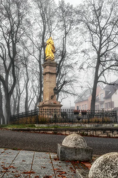 Columna Mariana Inmaculada Parque Niebla Ciudad Ruzomberok Eslovaquia — Foto de Stock