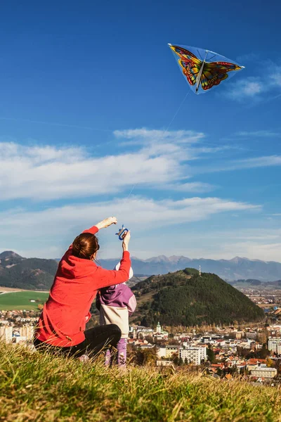 母親と娘が一緒に凧を飛ばして — ストック写真