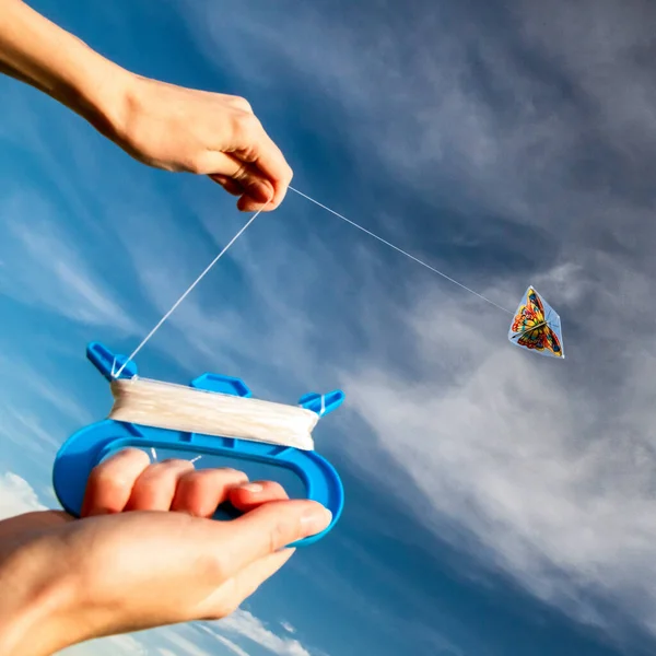 青空の上にカラフルな凧で飛ぶ — ストック写真