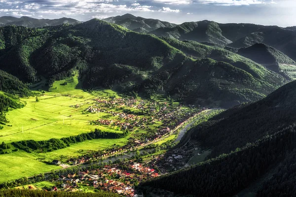 山や村スロバキアのSvovovとHubovaと美しい田園風景 丘のHrdosからの眺め 素晴らしいファトラの山の中のオストレ — ストック写真