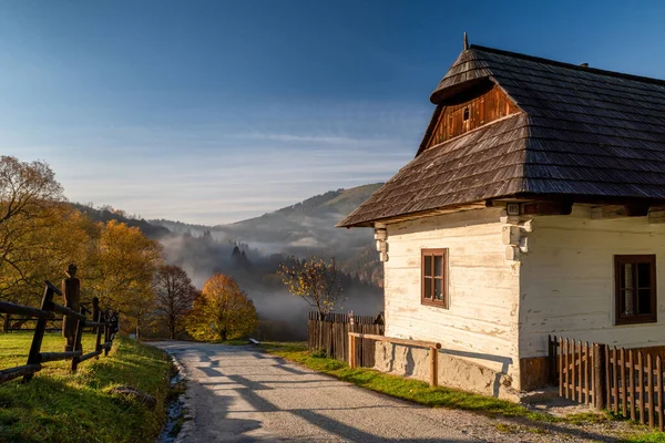 Vecchio Cottage Legno Nel Villaggio Vlkolinec Slovacchia Mattina Nebbiosa Autunno — Foto Stock