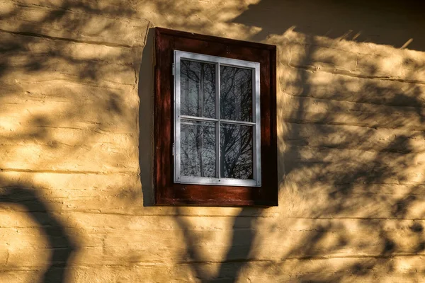 Старое Окно Желтый Фасад Деревянного Коттеджа Отражение Тень Дерева Стекле — стоковое фото