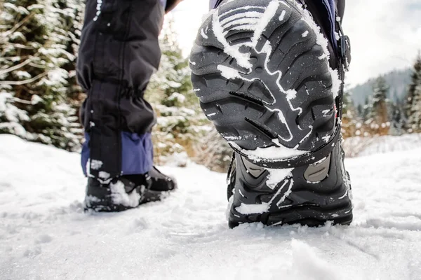 Czarne Buty Spacerujące Śniegu Wędrówki Zimą — Zdjęcie stockowe