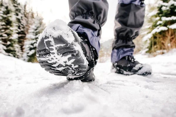 黑色的远足靴在外面的雪地里行走 冬季远足 — 图库照片