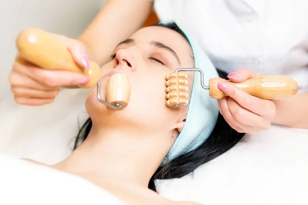Fille Dans Salon Spa Obtenir Traitement Visage Massage Facial Avec — Photo