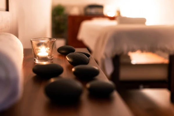 Handtuch Kerze Und Lavasteine Wellness Salon Blaurot Massagetisch Hintergrund — Stockfoto