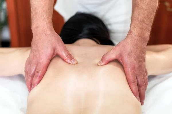 Mains Masseur Sur Corps Fille Ayant Massage Dans Salon Spa — Photo