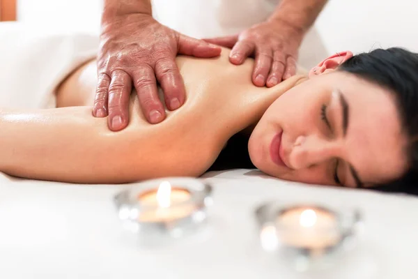Massaggiatore Massaggiante Schiena Scapole Giovane Donna Sdraiata Sul Tavolo Massaggio — Foto Stock