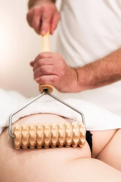 Nova Terapia Moderna Mulher Tratamento Massagem Celulite — Fotografia de Stock