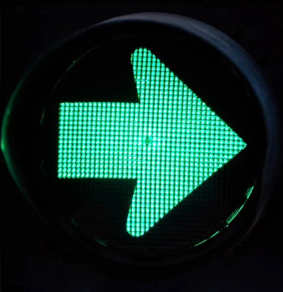 正しい方向へ 右折を示す信号機の緑の矢印ライト — ストック写真