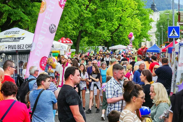 Ruzomberok Eslovaquia Junio 2022 Multitud Personas Comprando Feria Del Mercado —  Fotos de Stock