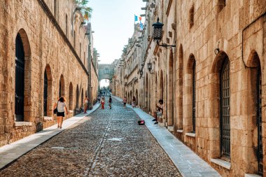 RHODES, GREECE - 4 Temmuz 2022: Yunanistan 'ın Rodos adasındaki Rodos şehrinde kaldırım taşı yolu ile Ippoton adı verilen Ortaçağ Şövalyeleri Sokağı
