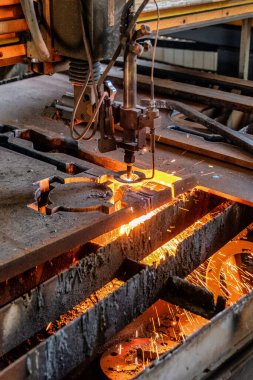 Metal plazmayı kesmek için endüstriyel Cnc makinesi. Kıvılcımlar ve ateş.