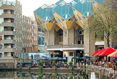 Rotterdam, Hollanda - 1 Nisan 2014: Rotterdam 'daki küp evlerin altındaki restoranın önünde oturan insanlar