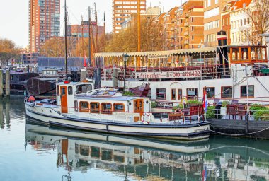 Rotterdam, Hollanda - 1 Nisan 2014: Rotterdam 'da küçük bir limanda tekne