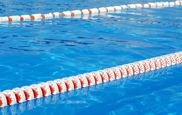 Leeres Schwimmbad Mit Blauem Sauberem Wasser Und Bahnen — Stockfoto