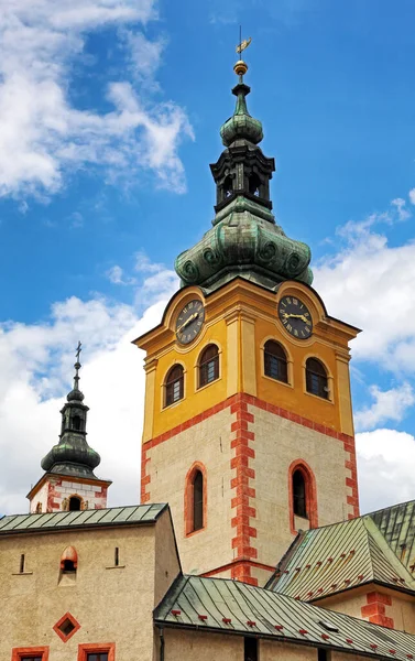 Πύργος Της Εκκλησίας Στην Πόλη Banska Bytrica Στη Σλοβακία — Φωτογραφία Αρχείου
