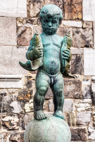 Statua Del Bambino Con Acqua Che Scorre Come Fontana Città — Foto Stock