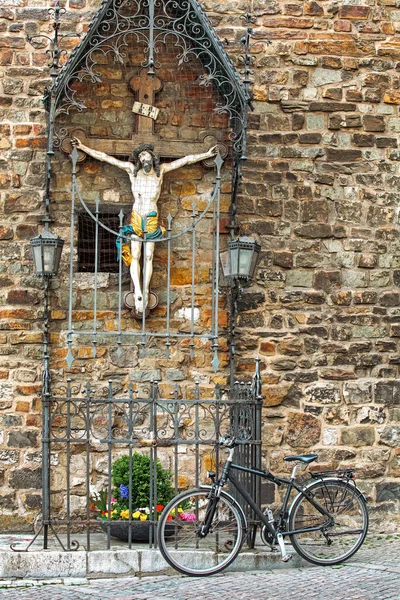 Vieja Bicicleta Apoyada Una Estatua Jesucristo Ciudad Aquisgrán Alemania — Foto de Stock