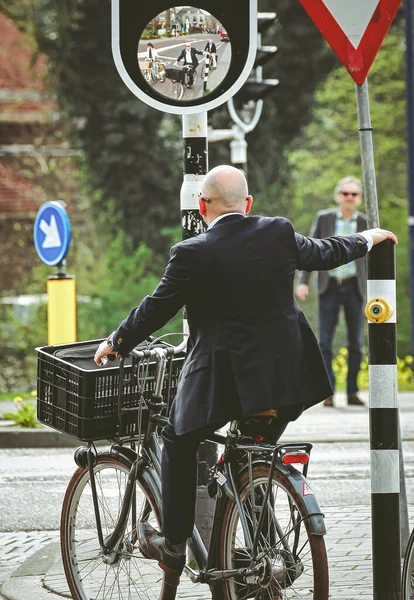 Hertogenbosch オランダ 2014年4月1日 オランダのHertogenbosch市の交差点の前で自転車に乗っているビジネスマン — ストック写真