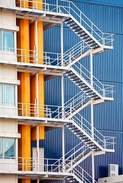 Hollanda Daki Rotterdam Şehrinin Önündeki Sanayi Çelik Merdiveni Sarı Borular — Stok fotoğraf