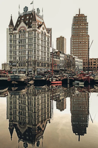 Rotterdam Niederlande April 2014 Wasserspiegelung Von Fledermäusen Hafen Der Stadt — Stockfoto