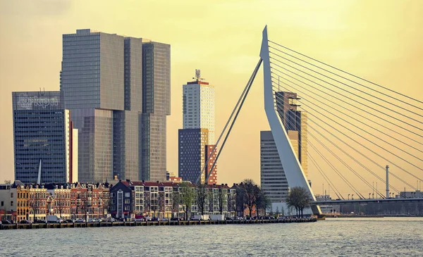 Rotterdam Nederland April 2014 Zonsondergang Skyline Kleurrijke Hemel Erasmusbrug Wolkenkrabber — Stockfoto