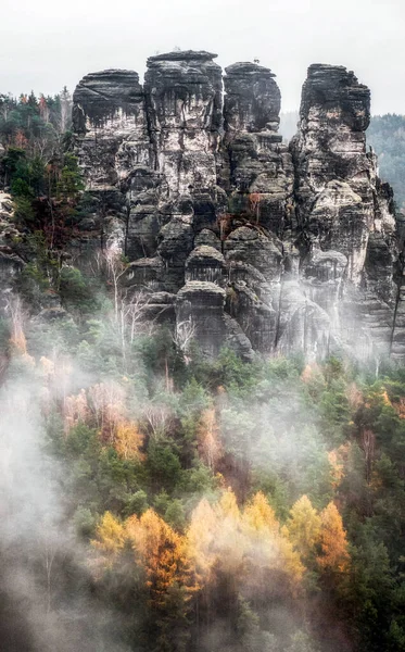 Sziklaképződmények Ködös Időjárás Színes Őszi Erdőben Szász Svájci Nemzeti Parkban — Stock Fotó