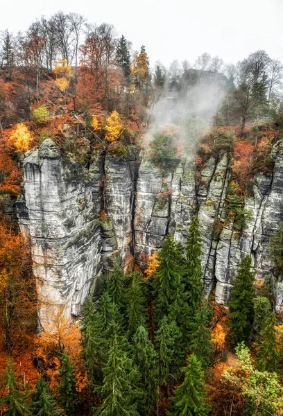 Klippformationer Och Dimmigt Väder Färgglad Höstskog Saxon Schweiz Nationalpark Tyskland — Stockfoto