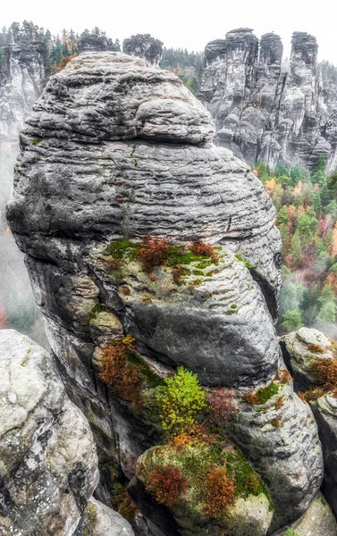 Кам Яні Утворення Глибоких Осінніх Лісах Національному Парку Саксонської Швейцарії — стокове фото