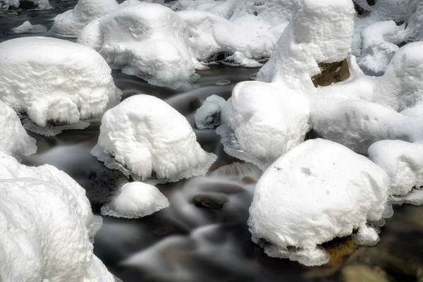 Longa Exposição Água Fria Congelada Corrente Montanha Vale Jalovecka Eslováquia — Fotografia de Stock