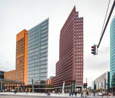 Berlin, Almanya - 6 Nisan 2017: Square Postdamer platz ile modern mimari Berlin