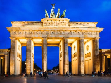 Berlin, Almanya - 6 Nisan 2017: Almanya 'daki Berlin kentinin Brandenburg kapısının önündeki turistler