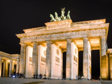 Berlin, Almanya - 6 Nisan 2017: Almanya 'daki Berlin kentinin Brandenburg kapısının önündeki turistler