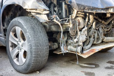 Mavi arabanın önü yolda kazara hasar gördü..