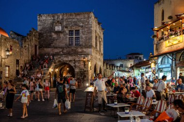 RHODES, GREECE - 4 Temmuz 2022: Yunanistan 'ın Rodos adasının Rodos kentindeki Hipokrat Meydanı' nda çok sayıda turist