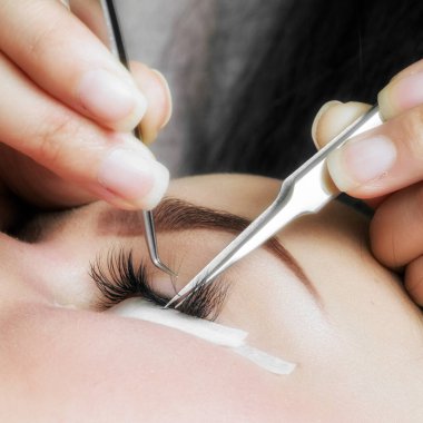 Genç kadın kirpik uzantıları yordamı, closeup geçiyor.