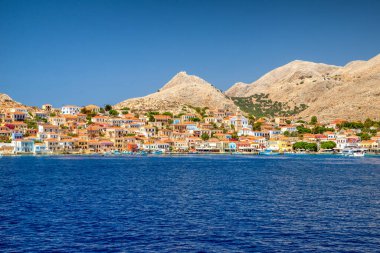 Halki, Yunanistan - 6 Temmuz 2022: Yunanistan 'daki Dodecanese adalarının bir kısmı olan Ege Denizi' ndeki Halki (Chalki) küçük pitoresk adasında renkli evler