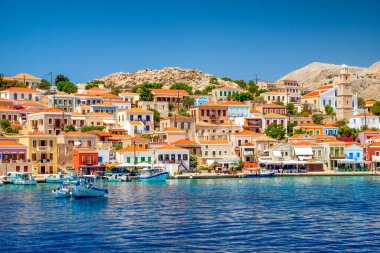 Halki, Yunanistan - 6 Temmuz 2022: Yunanistan 'daki Dodecanese adalarının bir kısmı olan Ege Denizi' ndeki Halki (Chalki) küçük pitoresk adasında renkli evler