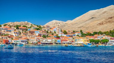 Halki, Yunanistan - 6 Temmuz 2022: Yunanistan 'daki Dodecanese adalarının bir kısmı olan Ege Denizi' ndeki Halki adasındaki küçük pitoresk adada renkli evler