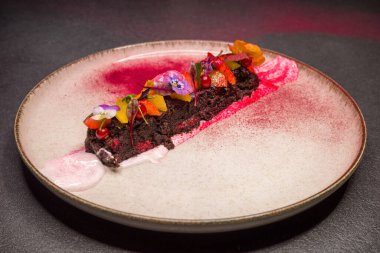 Beyaz tabakta çeşitli meyvelerle çikolatalı tatlı. Sevgililer Günü pastası.