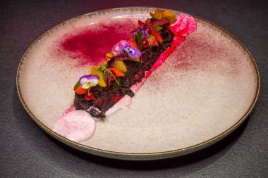 Beyaz tabakta çeşitli meyvelerle çikolatalı tatlı. Sevgililer Günü pastası.