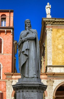 Verona, İtalya - 10 Şubat 2018: İtalyan şiiri ve filozof Dante Alighieri 'nin heykeli