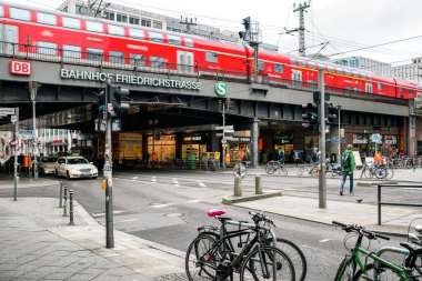 Berlin, Almanya - 6 Nisan 2017: Almanya 'nın Berlin kentindeki Friedrichstrasse istasyonunda kırmızı tren