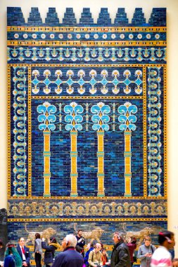 Berlin, Almanya - 6 Nisan 2017: Berlin, Almanya 'daki Pergamon müzesinde Babil şehir duvarının önündeki turistler