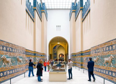 Berlin, Almanya - 6 Nisan 2017: Pergamon müzesinde Antik Babil 'deki İştar Kapısı' ndan Lion mozaiğine bakan turistler. Berlin, Almanya