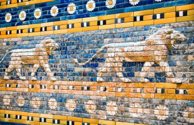 Berlin, Almanya - 6 Nisan 2017: Almanya 'daki Pergamon Müzesi' nin Babil kasabasından Lion on on on alayı caddesi